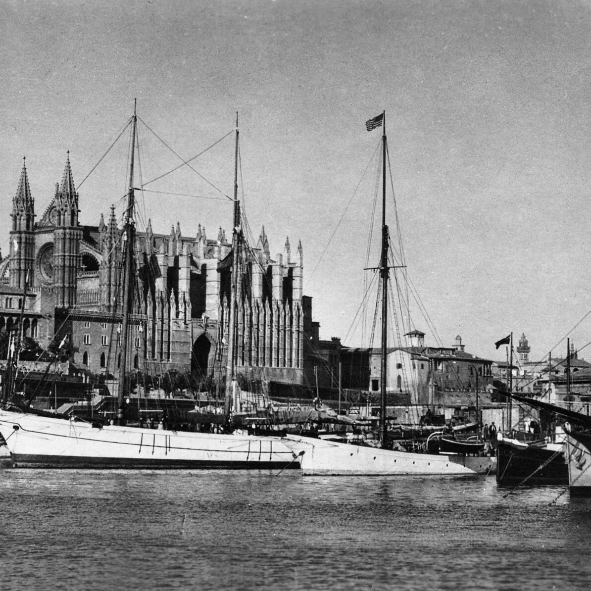 El puerto de Palma en los años veinte, con la catedral al fondo y veleros amarrados