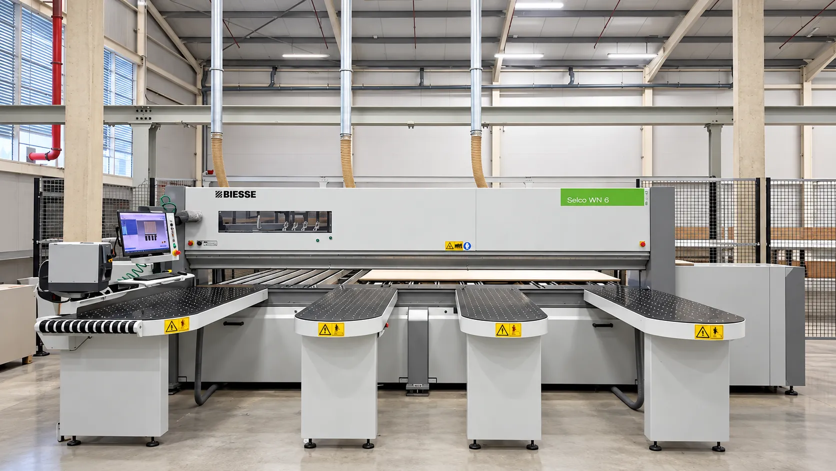 Seccionadora Biesse Selco WN 6 del centro de producción de Palma, con un tablero sobre la mesa de corte